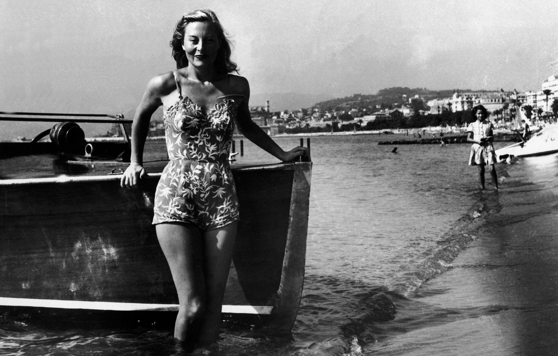 L’actrice française Michèle Morgan pose en maillot de bain lors du 1er Festival de Cannes, à Cannes, en France, en 1946.