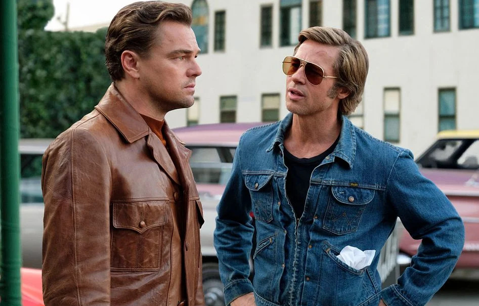 Brad Pitt et Leonardo DiCaprio dans le film Once Upon a Time… in Hollywood (2019) de Quentin Tarantino © 2019 Sony Pictures.