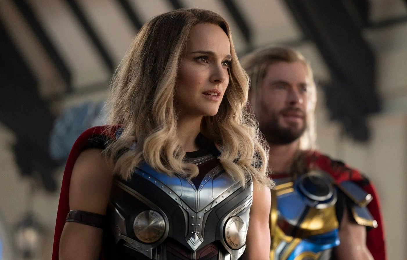 Natalie Portman et Chris Hemsworth dans le film Thor : Love and Thunder (2022) de Taika Waititi. © Marvel Studios 2022. All Rights Reserved.