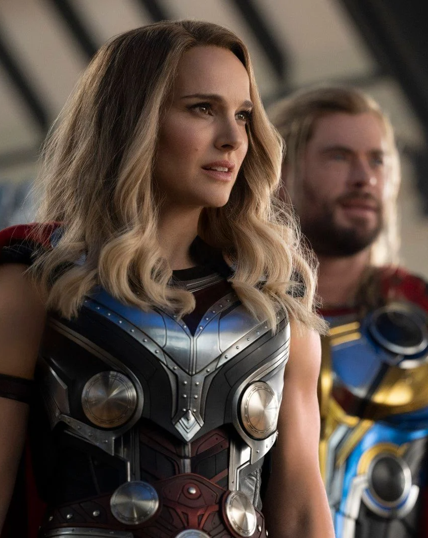 Natalie Portman et Chris Hemsworth dans le film Thor : Love and Thunder (2022) de Taika Waititi. © Marvel Studios 2022. All Rights Reserved.