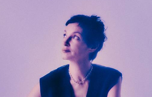 Star des films Le Système Victoria et Ma mère, Dieu et Sylvie Vartan, l'actrice et chanteuse Jeanne Balibar photographiée par Pascale Arnaud.