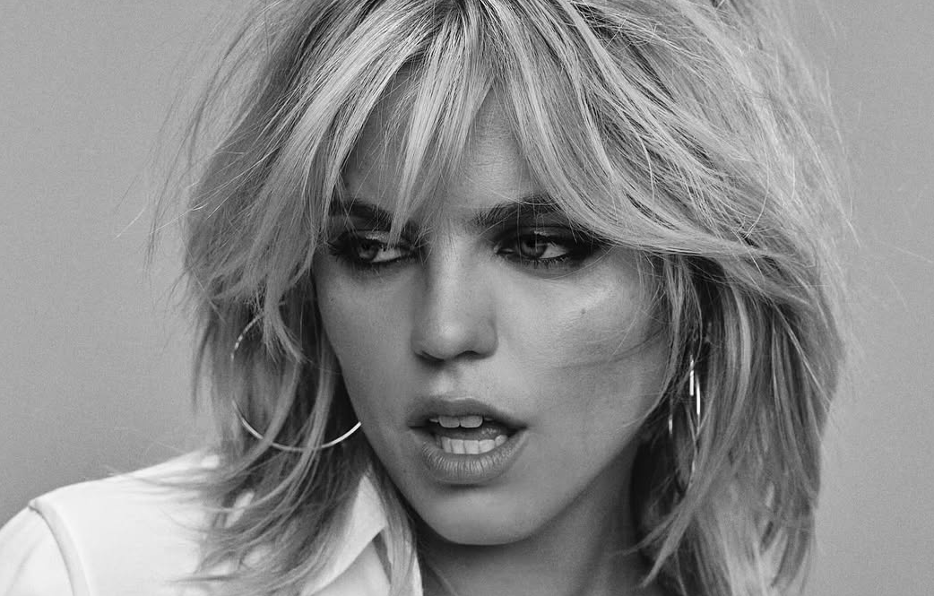 Reneé Rapp par Damon Baker pour L'Oréal Paris. © Instagram.