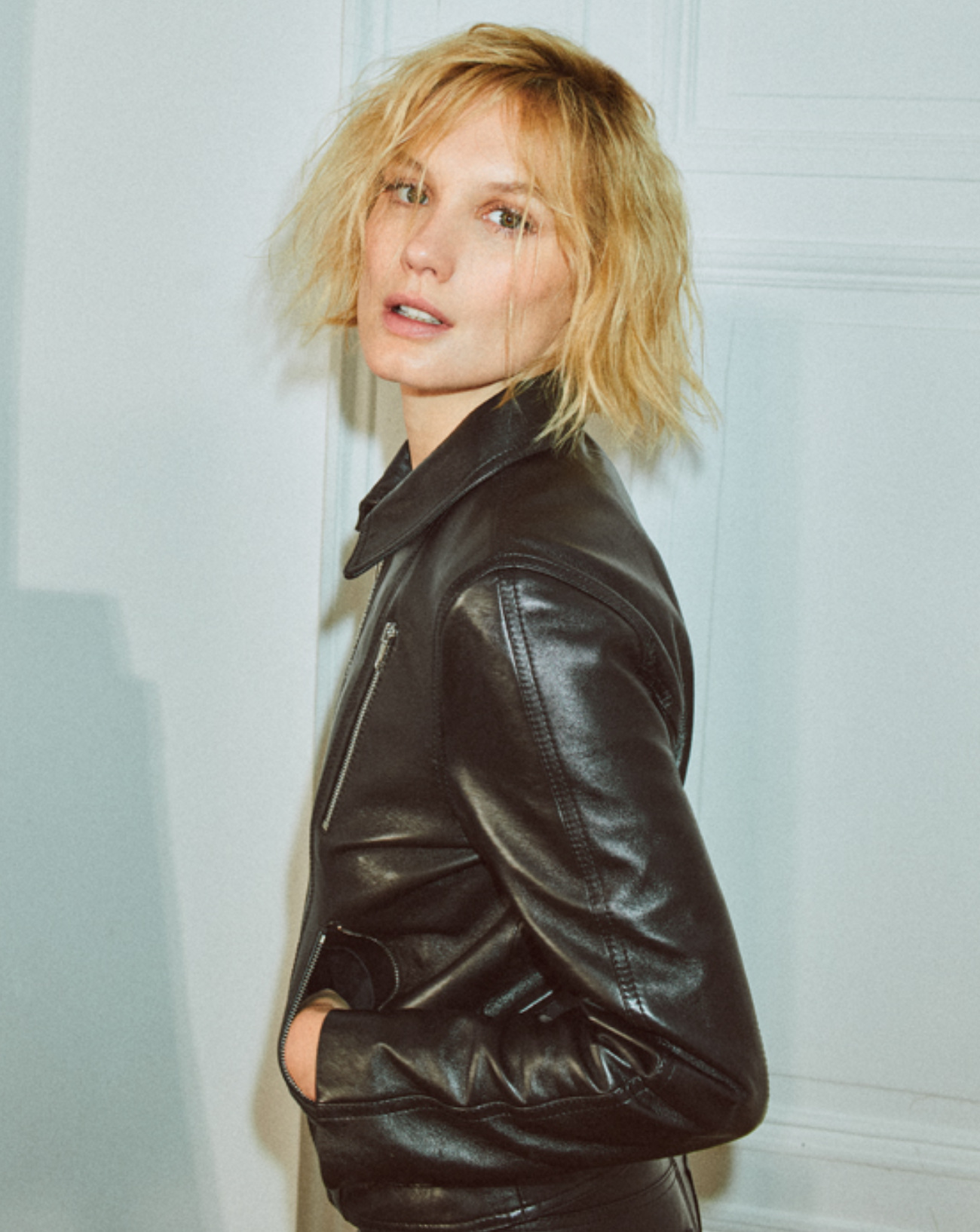 L'actrice Ana Girardot en blouson en cuir noir.