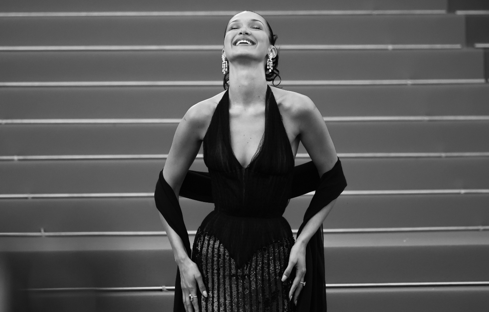 Bella Hadid en robe noire au Festival de Cannes.