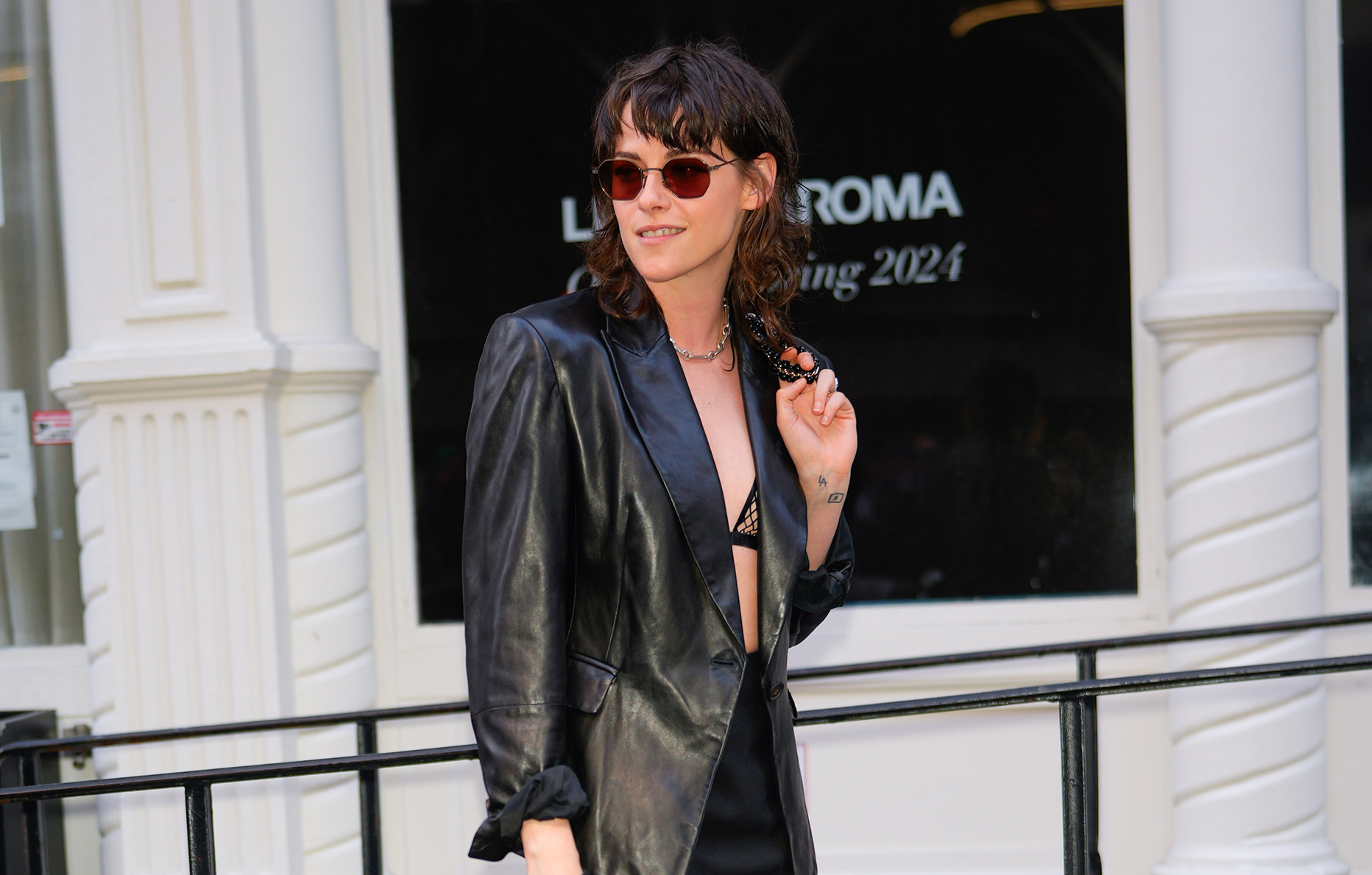 look kristen stewart jupe veste en cuir escarpins louboutin