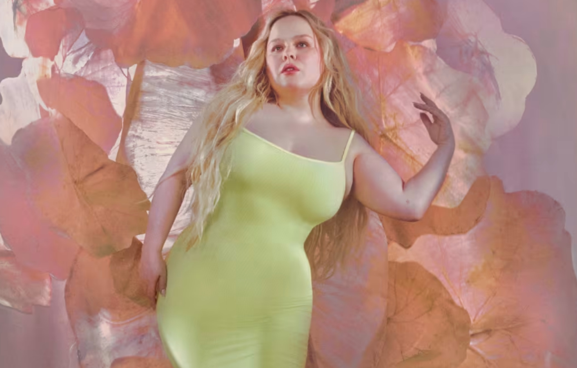 L'actrice Nicola Coughlan dans la campagne Skims de 2024.