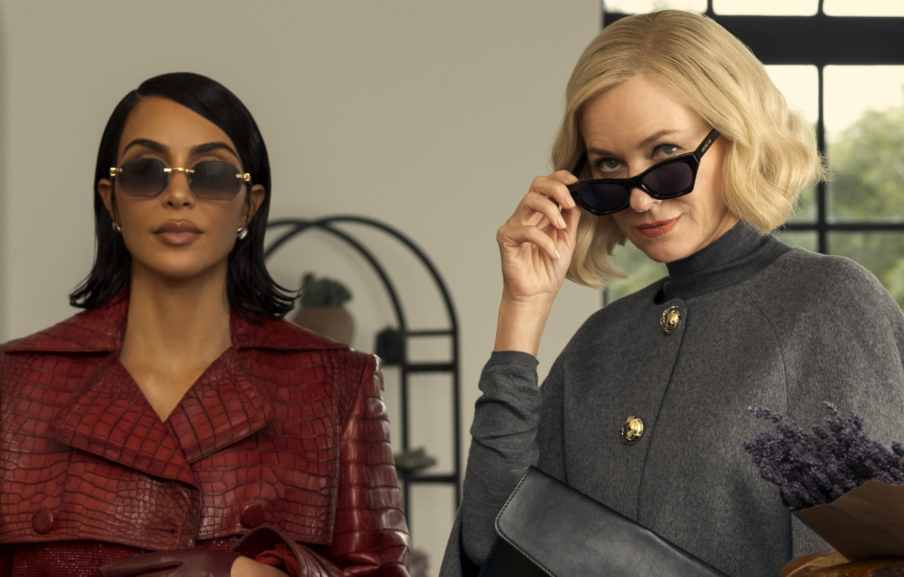 Kim Kardashian et Naomi Watts dans la série All's Fair.