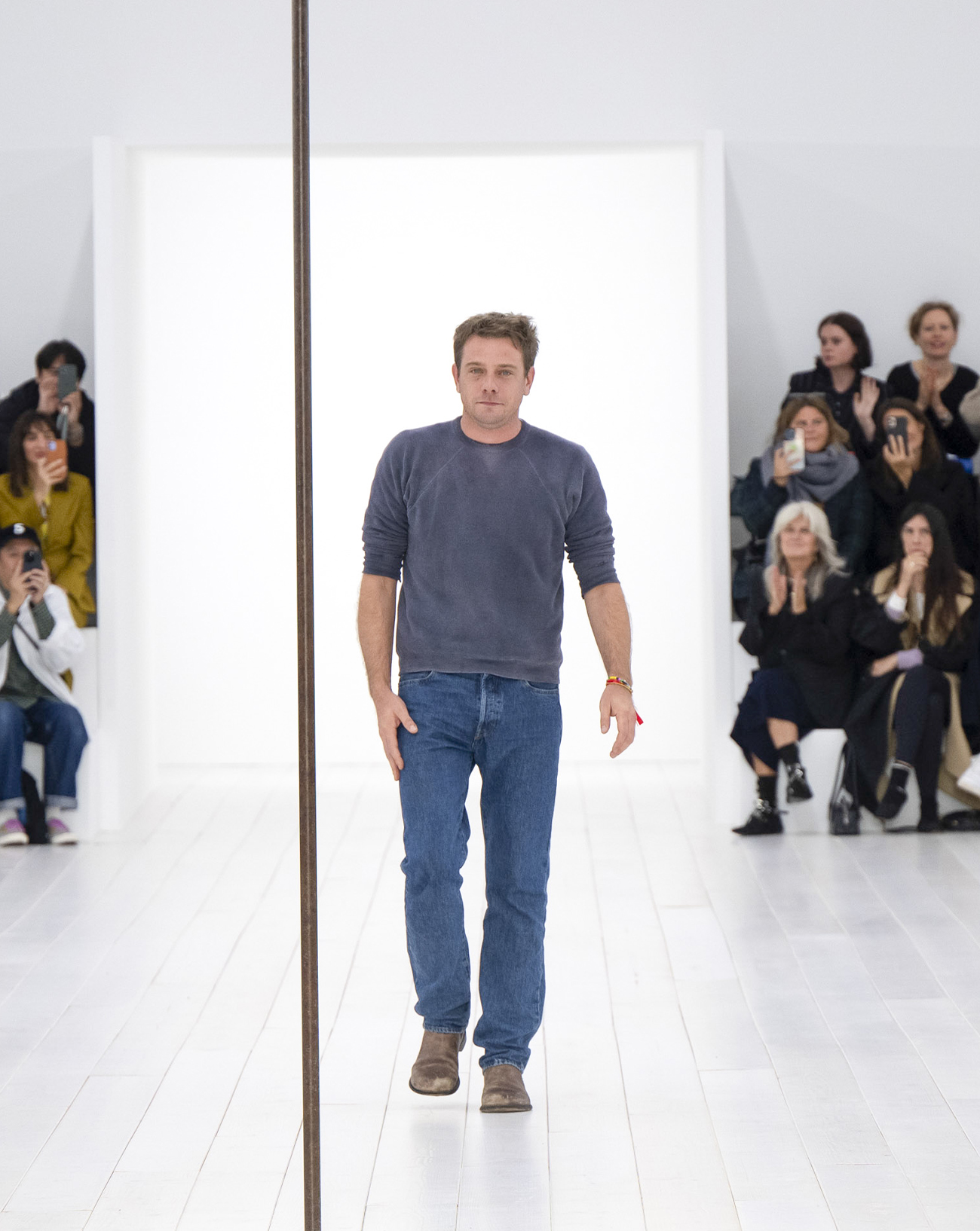 Jonathan Anderson au défilé Loewe printemps-été 2025 à la Fashion Week de Paris le 27 septembre 2024 © Victor VIRGILE/Gamma-Rapho via Getty Images.