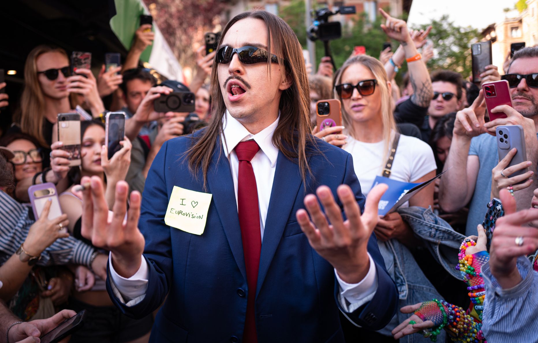 Le rappeur estonien Tommy Cash assiste à un événement avec des fans pour promouvoir sa participation au Concours Eurovision de la chanson 2025, le 30 avril 2025 à Milan, en Italie.