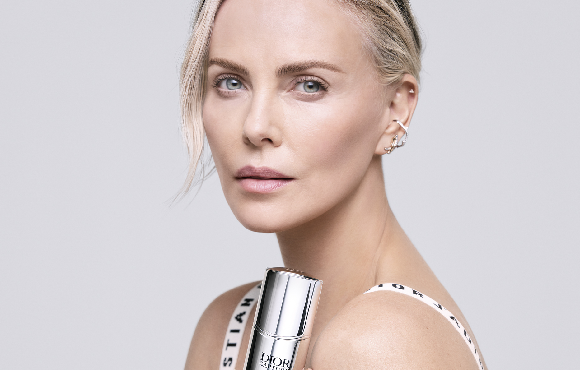 Charlize Theron, égérie Dior Capture