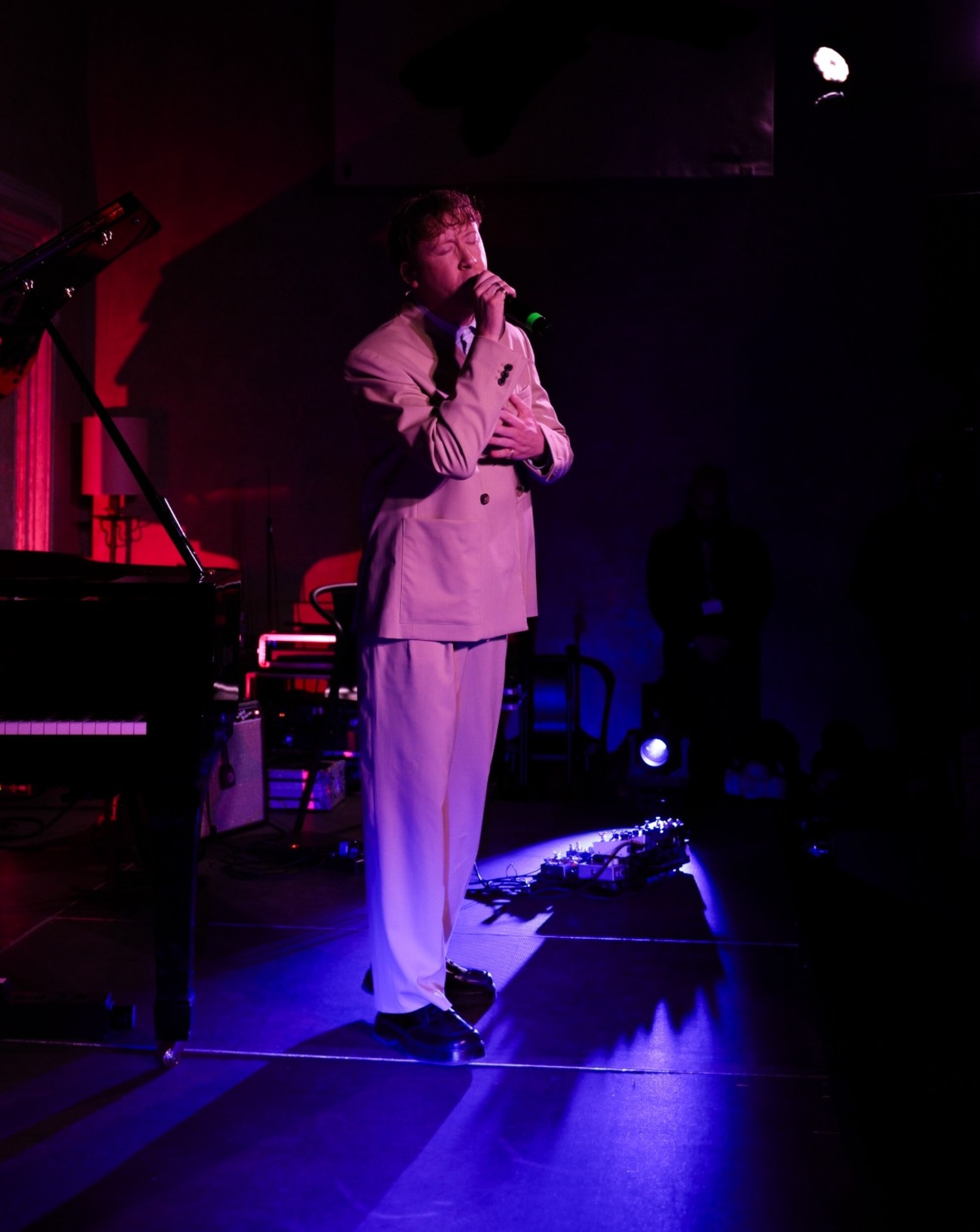 Eddy de Pretto en concert à la Villa Médicis © Julien Thige.