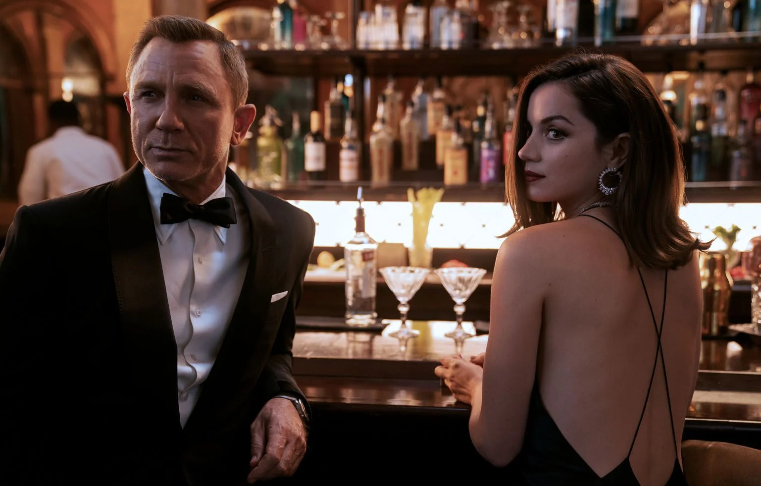Daniel Craig et Ana de Armas dans le film James Bond Mourir peut attendre (2021) de Cary Joji Fukunaga. © Universal Pictures International France.