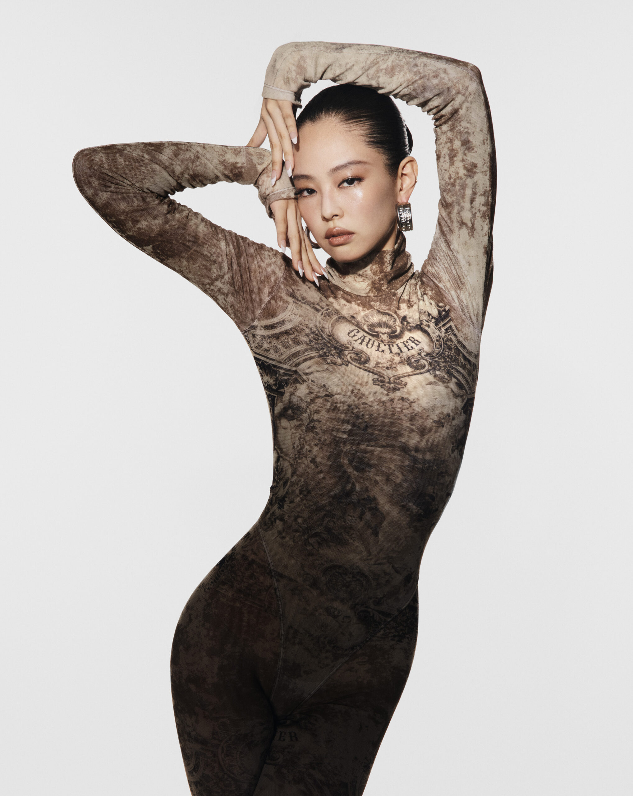 Photo de campagne de la chanteuse Jennie, égérie de la maison Jean Paul Gaultier.