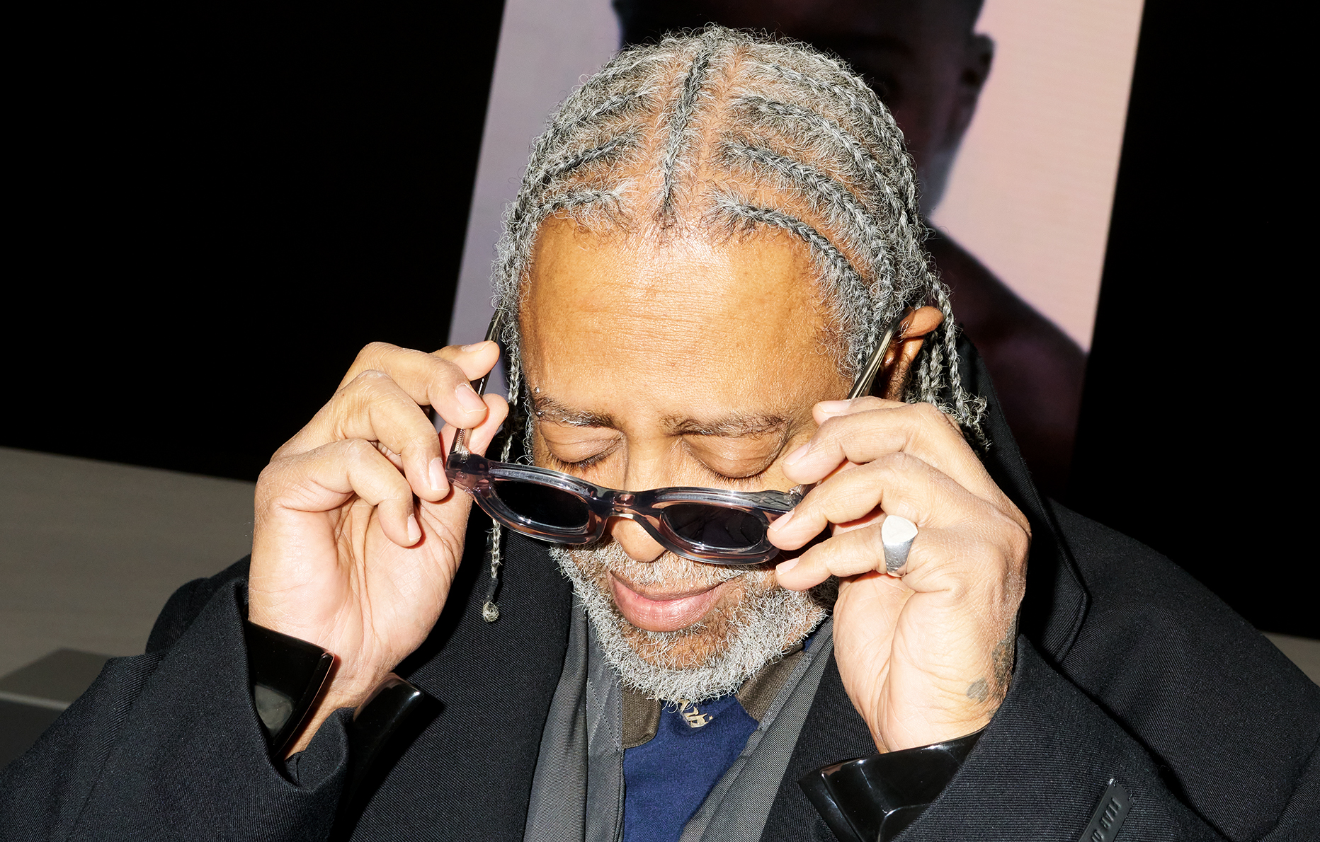 Arthur Jafa photographié par Katja Rawhles dans son exposition à la Bourse de commerce, en couverture du Numéro art 16.