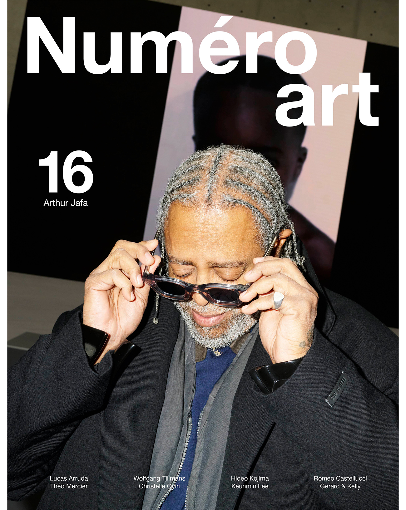 Arthur Jafa photographié par Katja Rawhles dans son exposition à la Bourse de commerce, en couverture du Numéro art 16.