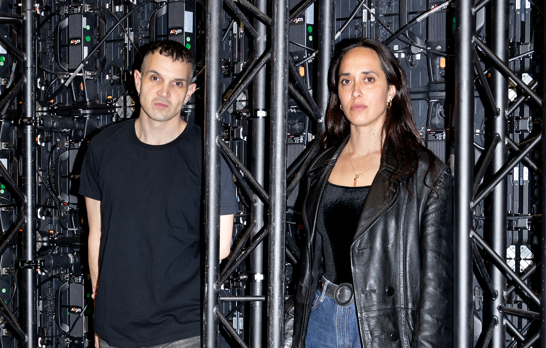Caroline Poggi et Jonathan Vinel dans l'exposition 1000 milliards d'images du Prix Reiffers Art Initiatives à Paris.