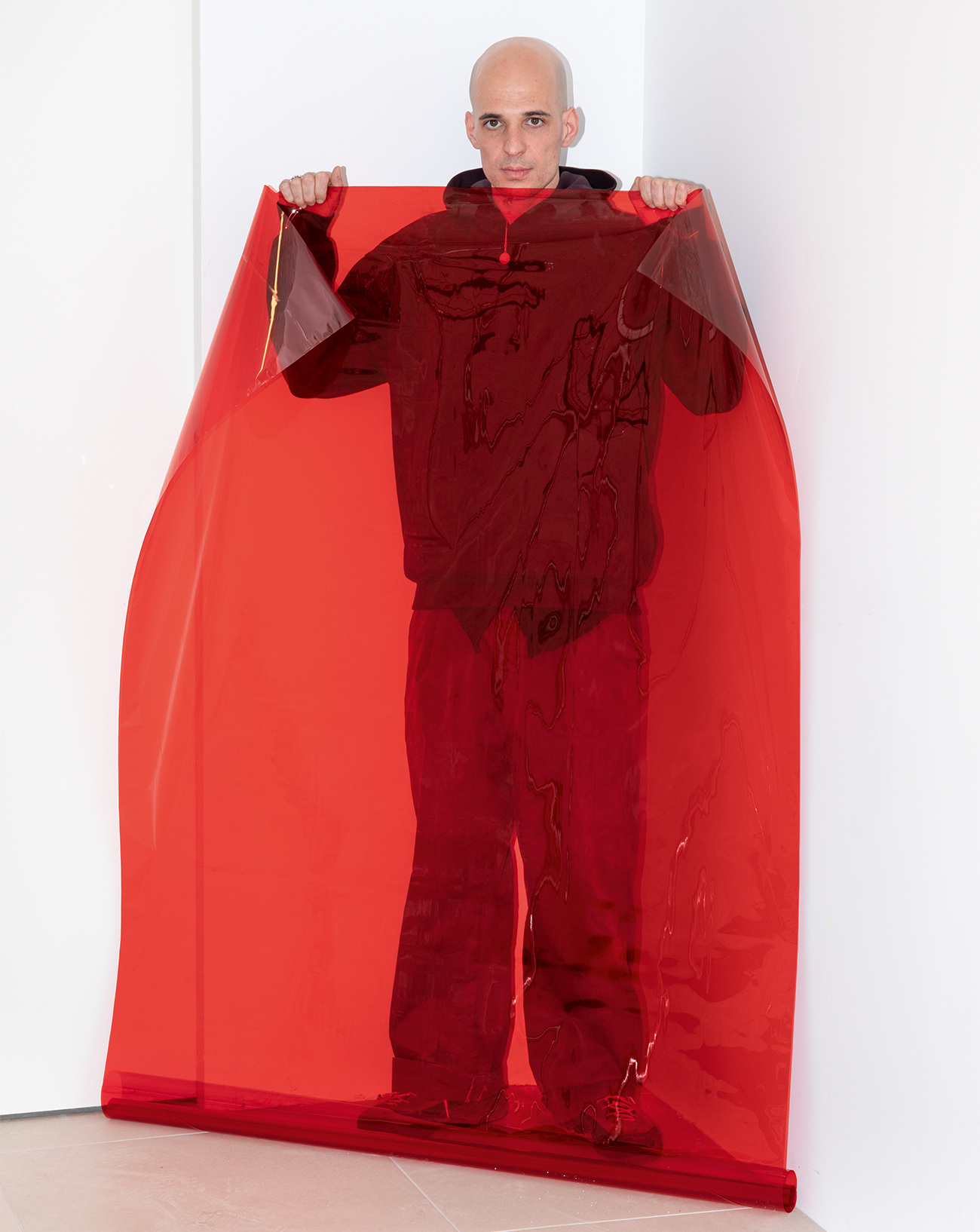 Jean-Vincent Simonet par Jonathan Llense dans l'exposition 1000 milliards d'images du Prix Reiffers Art Initiatives à Paris.