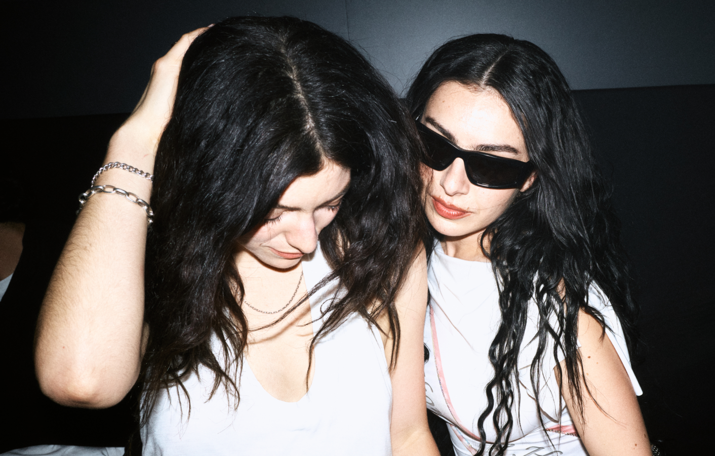 Charli xcx et Lorde prennent la pose pendant le DJ set Coachella de la marque Guess Jeans.