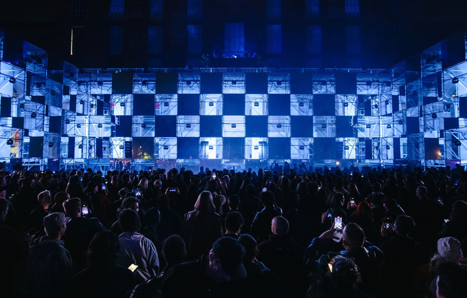 Le DJ set de Bjork à Milan pour OTW by Vans au Salone Del Mobile.