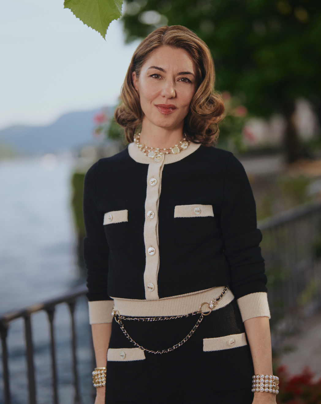 Sofia Coppola habillée dans un ensemble en tweed Chanel au défilé Chanel Croisière 2025-2026.