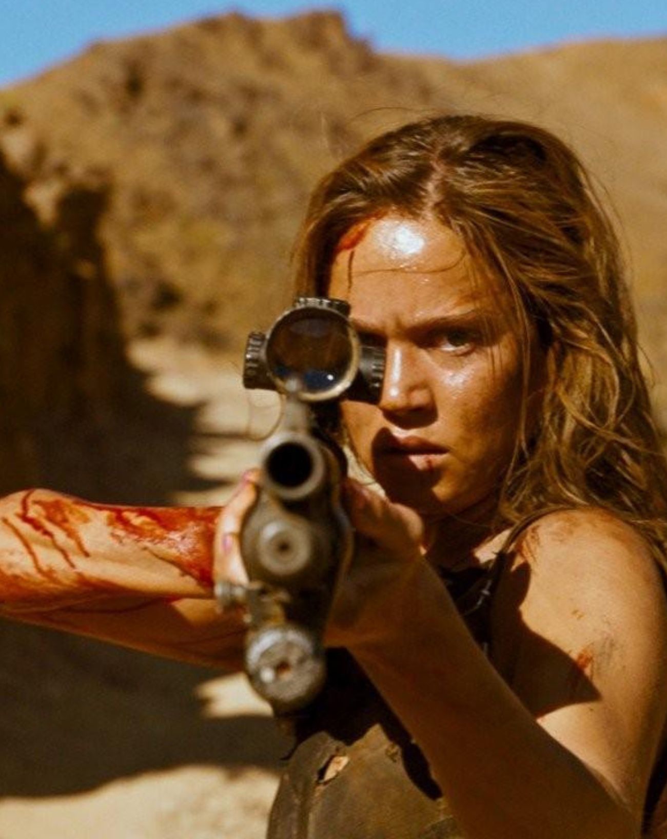 L'actrice Mathilda Lutz dans le film Revenge de Coralie Fargeat.