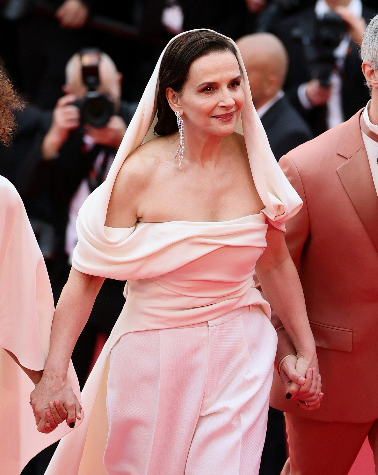 juliette binoche en robe dior à la cérémonie d'ouverture du festival de cannes 2025