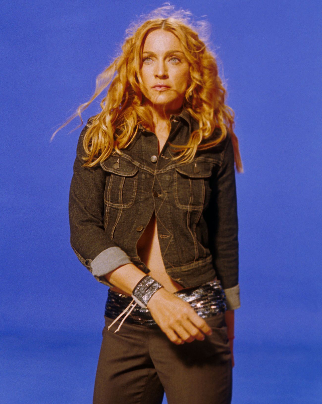 La chanteuse Madonna sur le set de son album Ray of Light en 1998.