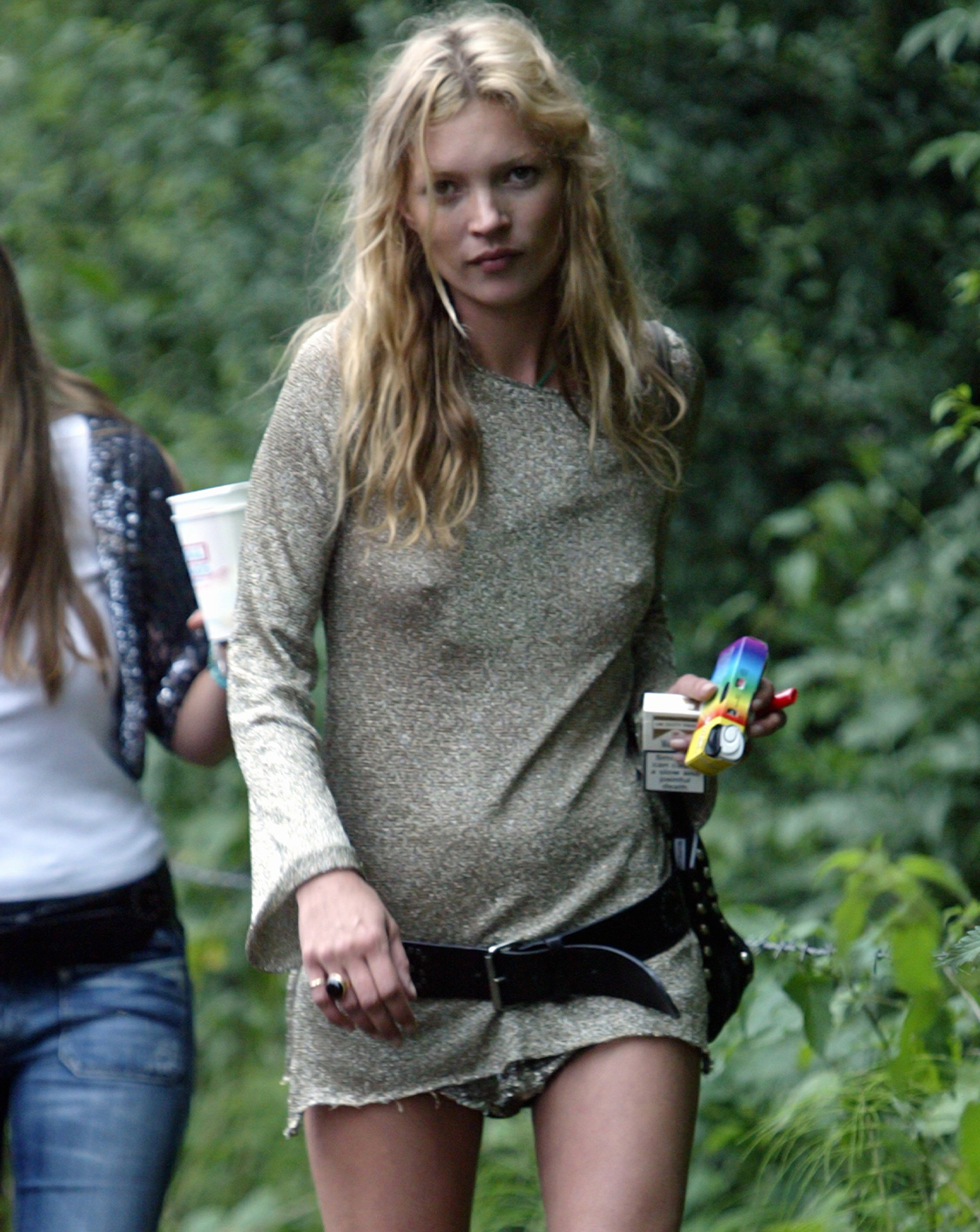 kate moss en bottes de pluie et mini robe à glastonbury